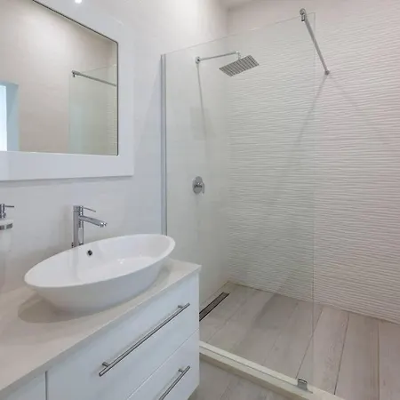 Vila Mel I - Luxury Waterfront Downtown With Pool!