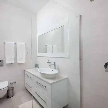 Mel I - Luxury Waterfront Downtown With Pool! Podgora (Split-Dalmatia)