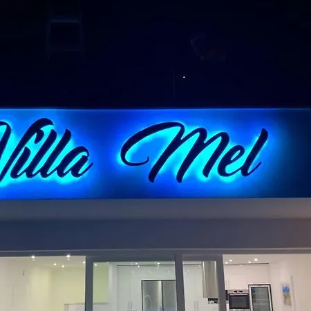 Mel I - Luxury Waterfront Downtown With Pool! Vila