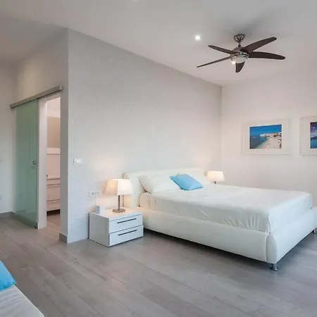 Mel I - Luxury Waterfront Downtown With Pool! Podgora (Split-Dalmatia)