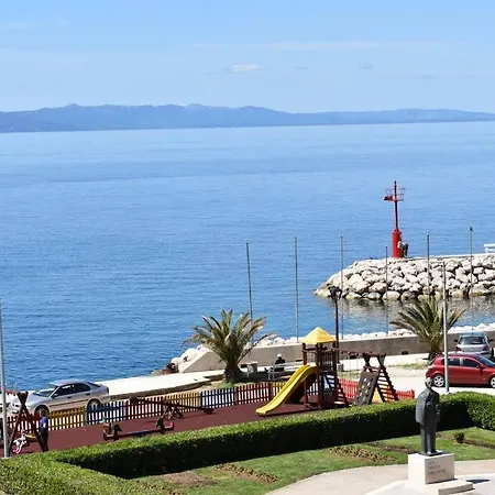 Vila Mel I - Luxury Waterfront Downtown With Pool!