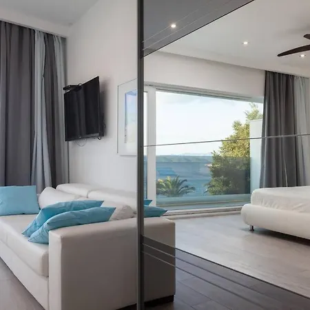 Villa Mel I - Luxury Waterfront Downtown With Pool!