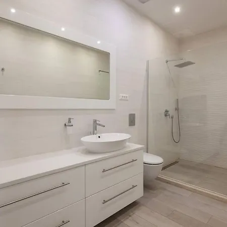 Mel I - Luxury Waterfront Downtown With Pool!