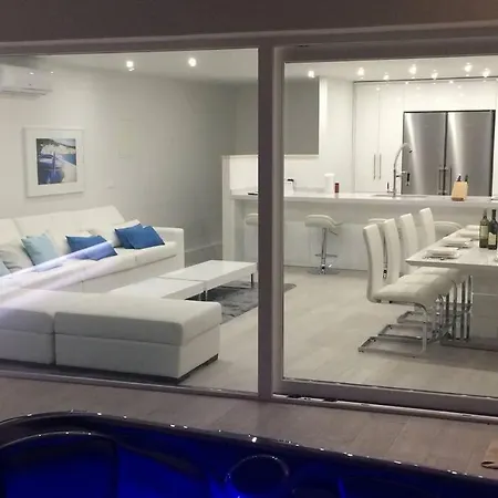 Willa Mel I - Luxury Waterfront Downtown With Pool! Podgora